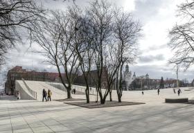 Chodziło o to, żeby zbudować muzeum i stworzyć ciekawą przestrzeń miejską na jego dachu, na którym można spacerować, przysiąść, pojeździć na rowerze lub deskorolce, a nawet skrócić sobie drogę.