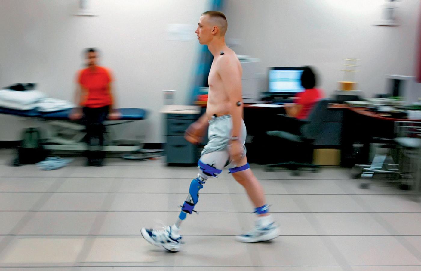 Sierżant Luke Wilson, który stracił nogę na wojnie w Iraku, z protezą C-Leg, Waszyngton, 2004 r.
