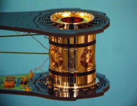 W takim cylindrze o rozmiarach gumki do ołówka być może juz niebawem rozpocznie się fuzja termojądrowa.