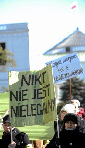 Pikieta pod Sejmem na rzecz abolicji dla nielegalnych emigrantów w październiku 2010 r.