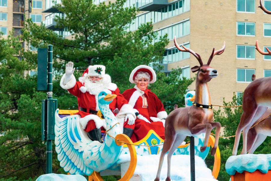 Amerykański Santa Claus w odróżnieniu od innych mikołajów ma żonę. Dość często postaci te biorą udział w okołoświątecznych pochodach i festynach.