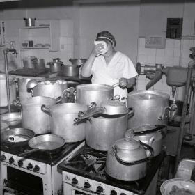 Na zapleczu warszawskiego baru mlecznegoZłota Kurka, lata 70.