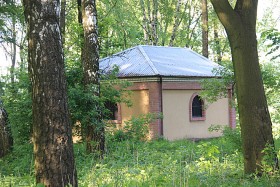 Żydowski cmentarz z ohelem (grobowcem) cadyka w Dynowie