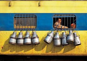Pociągi pozostają jedynym środkiem transportu dowożącym ludzi do wszystkich zakątków kraju.