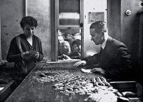 Wydawanie zasiłku dla bezrobotnych, Kraków 1933 r.