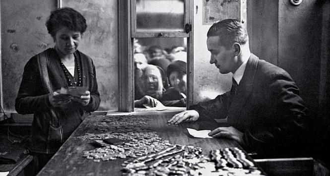 Wydawanie zasiłku dla bezrobotnych, Kraków 1933 r.