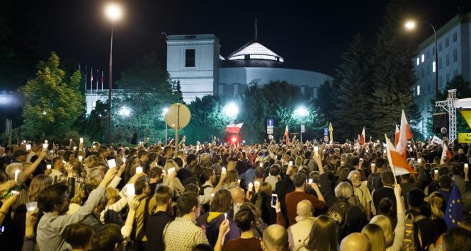 Nocny protest pod Sejmem w obronie sądów