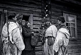 Rosjanki częstują bimbrem żołnierzy Armii Czerwonej po bitwie pod Stalingradem, 1943 r.