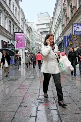 Różę na ul. Ferhadija codziennie mijają setki przechodniów.