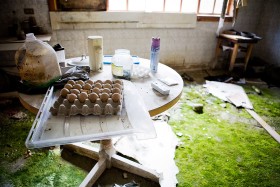 W tych pomieszczeniach, które wcześniej były kuchniami, smród zepsutej żywności odrzuca już od progu.