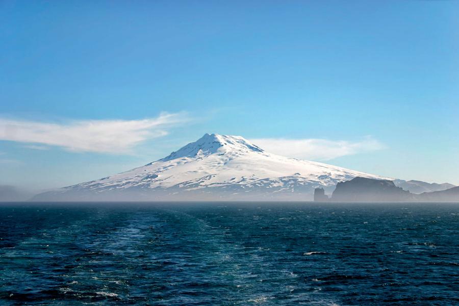 Aktywny ­wulkan Beerenberg o wysokości ponad 2 km góruje nad wyspą Jan Mayen, która jest częścią mikrokontynentu o tej samej nazwie.