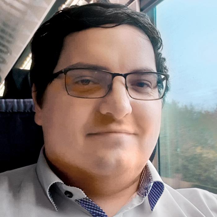 Mgr inż. Adam Rajewski pracuje w Instytucie Techniki Cieplnej Politechniki Warszawskiej. Jest m.in. współautorem ekspertyz na temat możliwości uczestnictwa polskiego przemysłu w rozwoju energetyki jądrowej i współautorem interdyscyplinarnego kursu o zmianach klimatu prowadzonego przez Uniwersytet Warszawski. Jednocześnie pracuje w przemyśle jako specjalista ds. projektów energetyki jądrowej w dużej polskiej firmie budowlanej i piastuje funkcję wiceprezesa zarządu fundacji nuclear.pl, upowszechniającej wiedzę o energii i energetyce jądrowej.