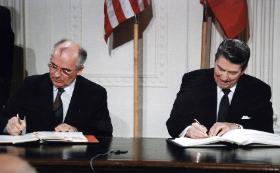 Michaił Gorbaczow i Ronald Reagan podpisują traktat INF w grudniu 1987 r.