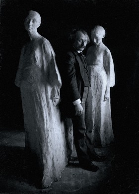 Xawery Dunikowski między „Kobietami brzemiennymi IV i III”, ok. 1907 r.