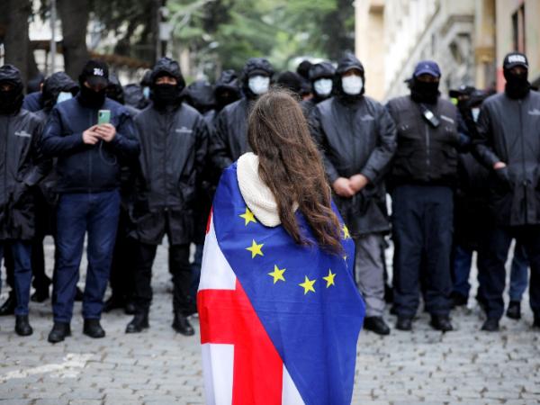 Gruzini ostro protestują po przyjęciu tzw. ustawy o zagranicznych agentach wpływu. W kluczowym momencie na ulicach Tibilisi protestowało ponad 200 tys. osób. 14 maja 2024 r.
