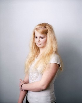 Portrety rosyjskich bezpaństwowców, uczniów gimnazjum w estońskiej Narwie pochodzą z cyklu Szare Paszporty, który jest częścią projekty Łukasza Trzcińskiego 'Nowa Europa'. Polska premiera ekspozycji odbędzie się w CSW w Warszawie. Aysa, 16 lat.