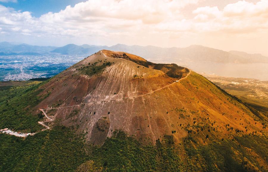Wezuwiusz – wulkan nad Zatoką Neapolitańską. Jego dzisiejszy stożek znajduje się w kalderze powstałej podczas erupcji w roku 79.