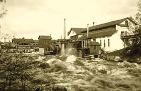 Początki fińskiego giganta sięgają połowy 1865 r.  Nokianvirta  to nazwa rzeki, nad którą stał młyn Nokia produkujący papier. Potem firma dodała wyroby gumowe i elektryczne.