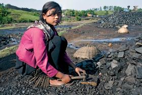 Pinky Sungoh (15 lat) rozbija bryły węgla. Marzy, by zostać astronautą.