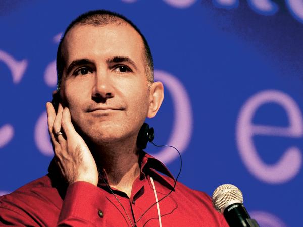 Alex Ross (na zdj.) poprzez opis historii muzyki i pokazanie kontekstów pragnie ją przybliżyć czytelnikowi