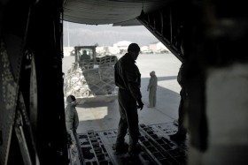 Już w Bagram. Rozładunek mogliślmy sfotografować jedynie z wnętrza samolotu. Na terenie bazy obowiązuje zakaz fotografowania