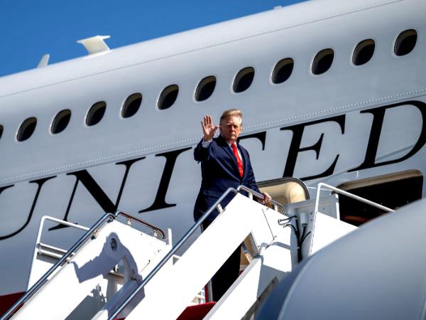 Donald Trump w drodze na Alaskę, 13 października 2026 r.