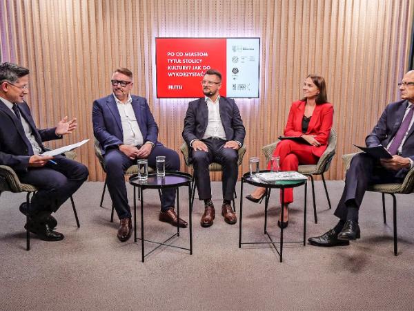 Od lewej wicenaczelny POLITYKI Bartek Chaciński, Prezydent Bielsko-Białej Jarosław Klimaszewski, Prezydent Katowic Marcin Krupa, Pani Ilona Grędas-Wójtowicz zastępca prezydenta Kołobrzegu ds. społecznych i Prezydent Lublina Krzysztof Żuk.