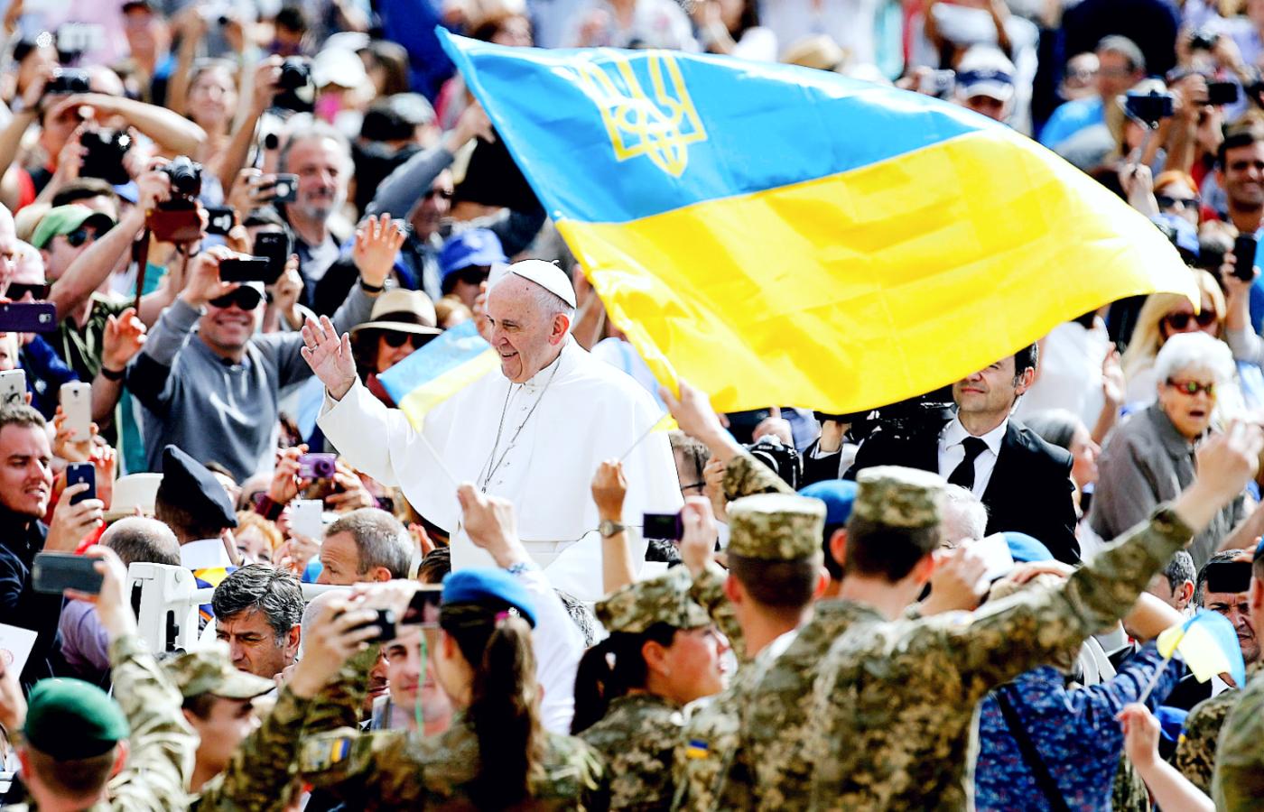 Watykan wysyłał sygnały, że jest gotów podjąć się misji dobrych usług, czyli arbitrażu między Moskwą a Kijowem. Na zdjęciu papież Franciszek na placu Świętego Piotra, maj 2016 r.