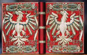 Oprawa książki wyhaftowana złotymi i srebrnymi nićmi oraz perłami przez królową Annę Jagiellonkę.