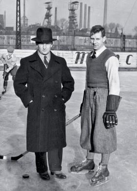 Kierownik obozu treningowego Lucjan Kulej z największą gwiazdą, Aleksandrem Tupkiem Tupalskim