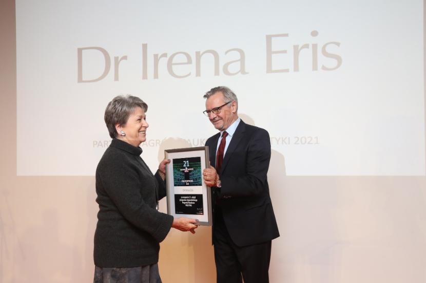 Dr Irena Eris także występuje co roku w podwójnej roli - członkini Kapituły Społecznej i fundatorki, co niezmiernie doceniamy.