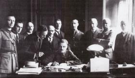 Czerwiec 1922 r., przekazanie miasta polskim władzom, trzeci z prawej stoi Wojciech Korfanty.