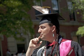 Wśród absolwentów uczelni są także Indianie.