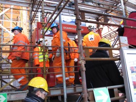 Wielu z budujących tę jednostkę to Polacy. Sporo rodaków będzie też na niej pracować.