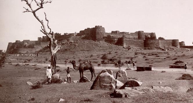 Fort Jhansi - Brytyjczycy, którzy schronili się w forcie mimo, że zagwarantowano im bezpieczeństwo, zostali po jego opuszczeniu zmasakrowani przez powstańców.