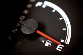 Zaledwie przed kilku tygodniami kupowaliśmy z bólem benzynę po 5 zł za litr, a dziś to piękne wspomnienie.