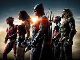9. „Liga Sprawiedliwości”, reż. Zack Snyder. Najwięksi superbohaterowie DC Comics połączyli siły, by dać… standardową łupankę z armią wygenerowanych komputerowo stworków i jednym dużym stworem, który chciał zniszczyć Ziemię. Wszystko poprzedzone rzecz jasna scenami zbierania drużyny. Może i na ekranie nie ma takiego chaosu jak w „Batman v Superman”, w którym upchnięto z sześć filmów. Ale klarowna historia nie czyni jej ciekawą. Bo nie ma w tym filmie niczego, czego kino czy komiksy już by nam nie pokazały, w dużych ilościach, no, może poza komicznym przypadkiem cyfrowego usuwania zarostu na twarzy Henry’ego Cavilla, co jak najbardziej widać i co wygląda kuriozalnie. Poza tym po prostu kolejny kręcony na tle zielonego ekranu akcyjniak.