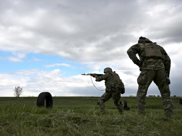 Ukraińscy żołnierze biorą udział w ćwiczeniach wojskowych na poligonie w pobliżu linii frontu w obwodzie donieckim. 15 maja 2025 r.