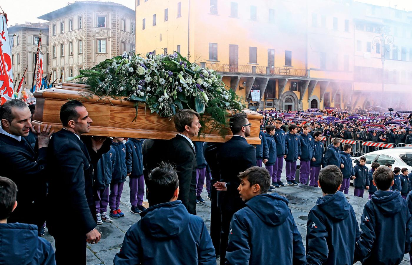 Pogrzeb Davide’a Astoriego, kapitana Fiorentiny, zgromadził we Florencji tłumy fanów piłkarza.