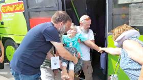 Na Wschodnią dociera „medibus”, którym organizacje ewakuują z Ukrainy najciężej chorych. Na fot. od lewej: Rastsislau Permiakou, pacjentka z Charkowa, i Jacek Ostaś.