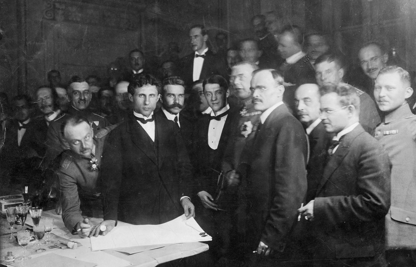 Podpisanie traktatu pokojowego między państwami centralnymi a Ukrainą, Brześć, 9 lutego 1918 r. Przy stole, od lewej: gen. Brinkmann (pochylony) oraz Mykoła Lubynski, Mykoła Łewycki, Ołeksandr Sewriuk, gen. Max Hoffmann i Serhij Ostapenko