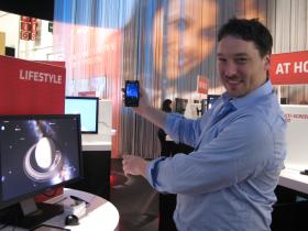 Twórca aplikacji Star Chart pokazuje jedno z najbardziej udanych zastosowań tzw. rzeczywistości rozszerzonej (augmented reality) - na obraz nieba widziany przez ekran naszej komórki nakładane są dane dotyczące gwiazd i gwiazdozbiorów, które obserwujemy.