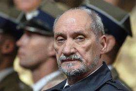 Ostrzeżenie odniosło skutek, Macierewicz na razie nie zasilił prawicowej konkurencji.