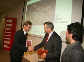 dr Witold Szczuciński laureat w dziedzinie nauk geologicznych z red. Jerzym Baczyńskim i red. Ewą Wilk.