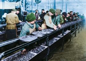 Praca przy taśmie produkcyjnej w zakładach Forda w Detroit, początek XX w.