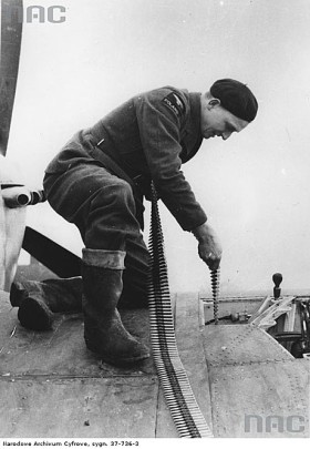 Polski mechanik ładujący taśmę amunicyjną. Bez ogromnego wysiłku obsługi naziemnej zwycięstwo w Bitwie o Anglię nie byłoby możliwe.