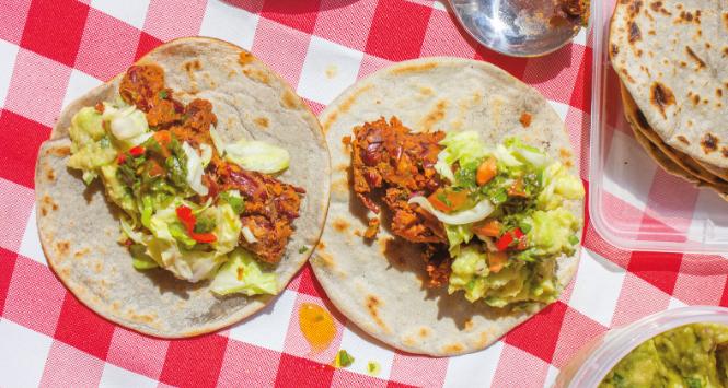 Taco z fasolą, guacamole, sałtką z młodej kapusty i salsą ze szczawiu.