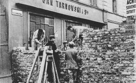 Budowa tymczasowego muru getta, przecinającego ulicę Świętokrzyską w Warszawie, marzec 1940 r.