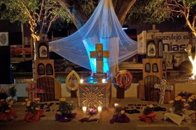 W Meksyku jest również tradycja odwiedzania grobów (i spożywania tam pokarmów).