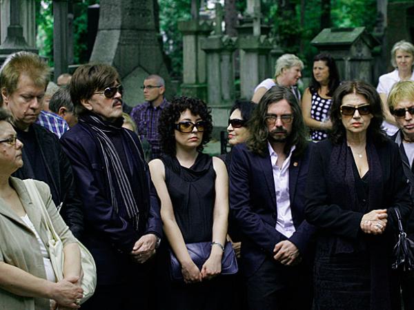 Pogrzeb Katarzyny Sobczyk. Wśród żałobników Edward Hulewicz (trzeci od lewej), Waldemar Kocoń (pierwszy z prawej).